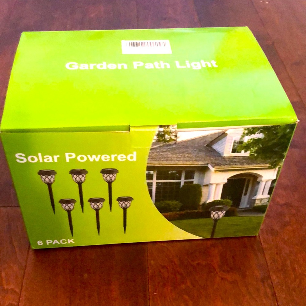 NEW IN BOX Solar Garden Path Lights